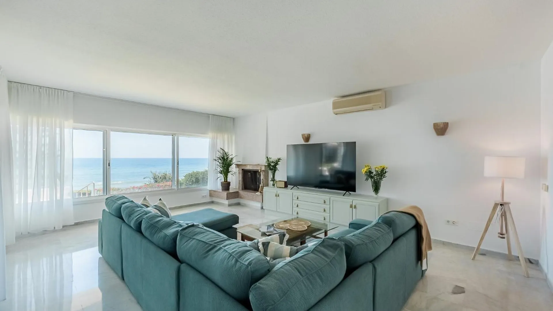 Villa Calmamar Cabopino Beachfront In Marbella