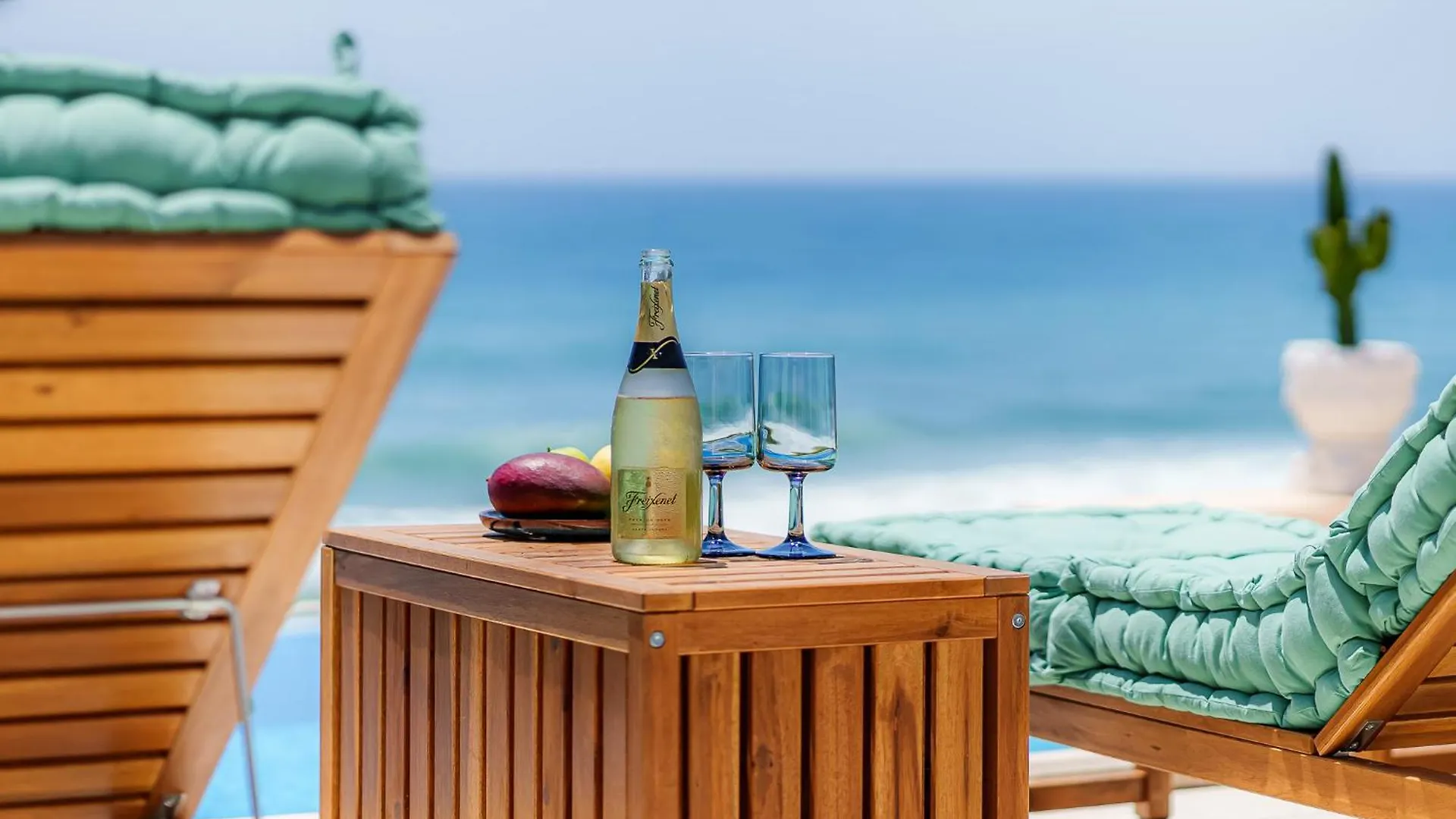 Villa Calmamar Cabopino Beachfront In Marbella