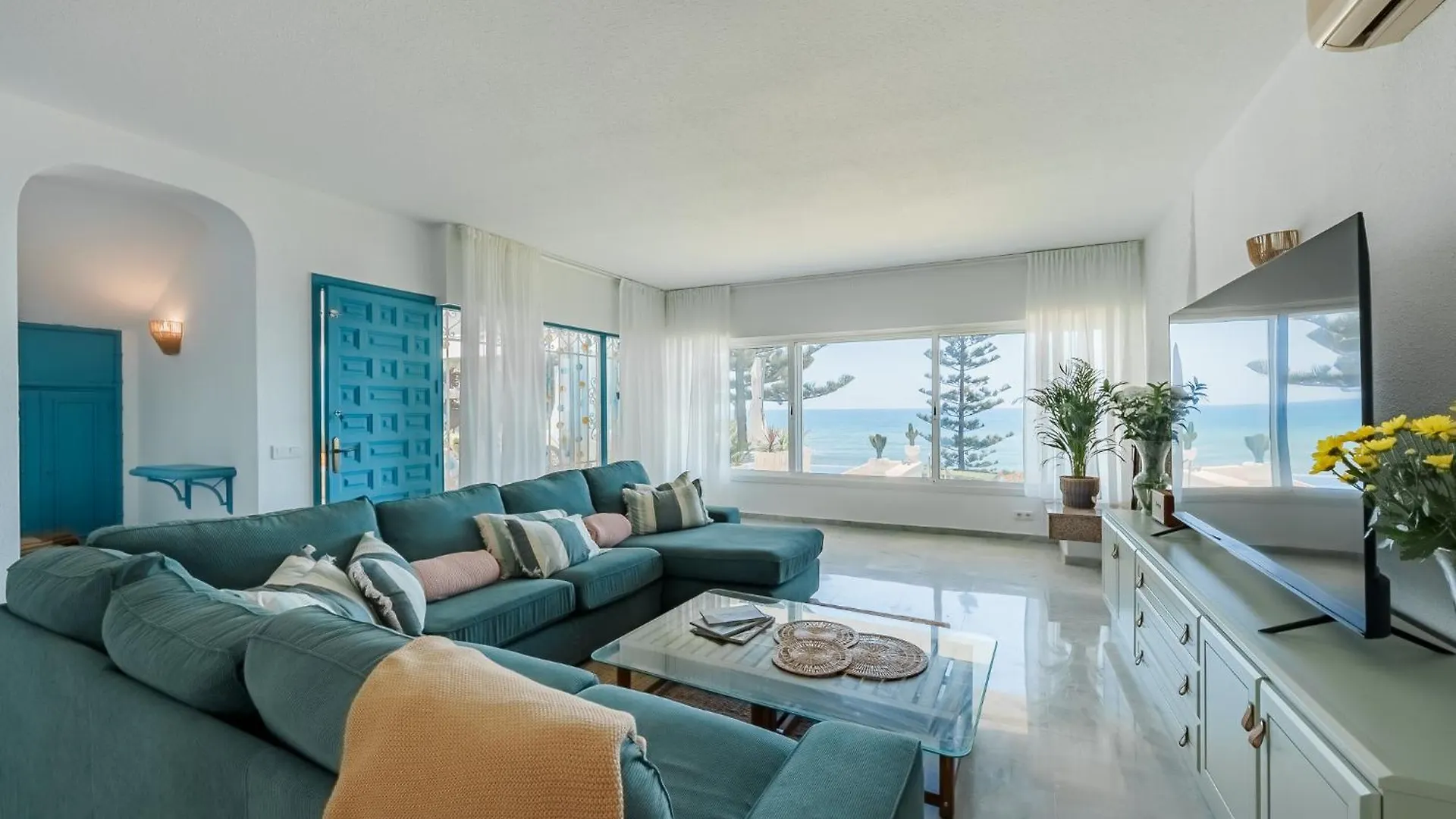 Villa Calmamar Cabopino Beachfront In Marbella