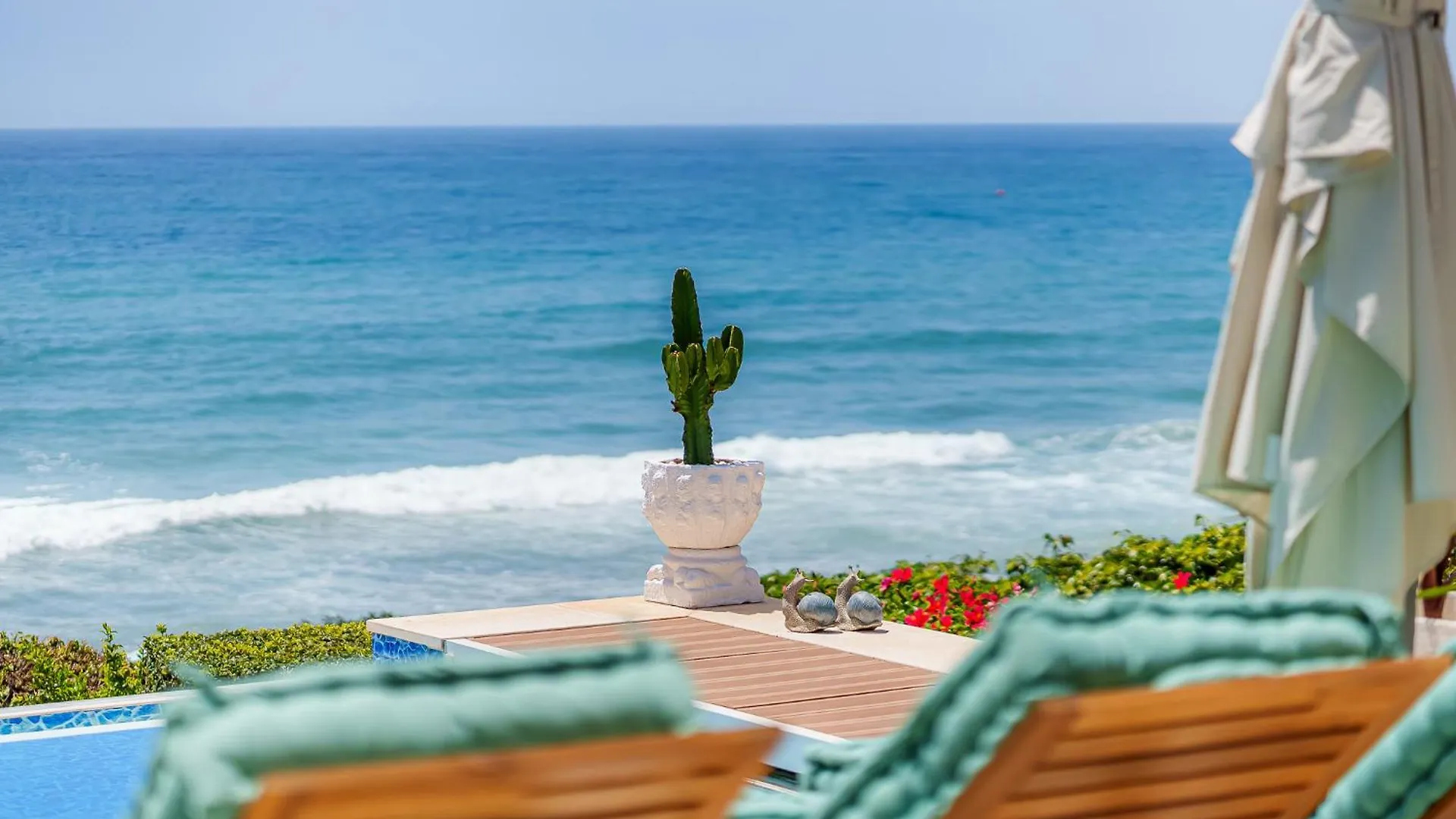 Villa Calmamar Cabopino Beachfront In Marbella