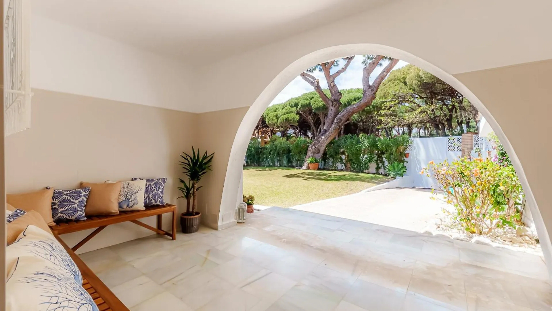 Villa Calmamar Cabopino Beachfront In Marbella