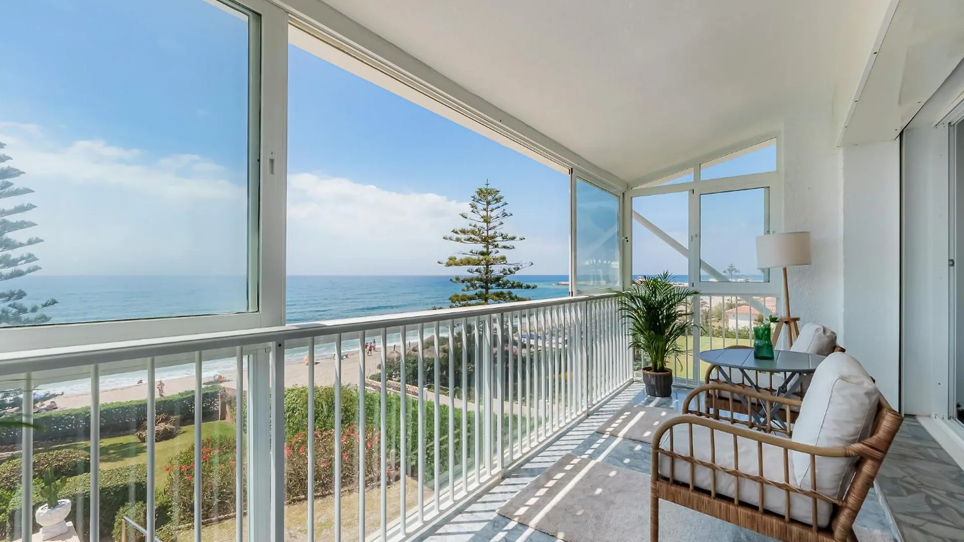 Villa Calmamar Cabopino Beachfront In Marbella
