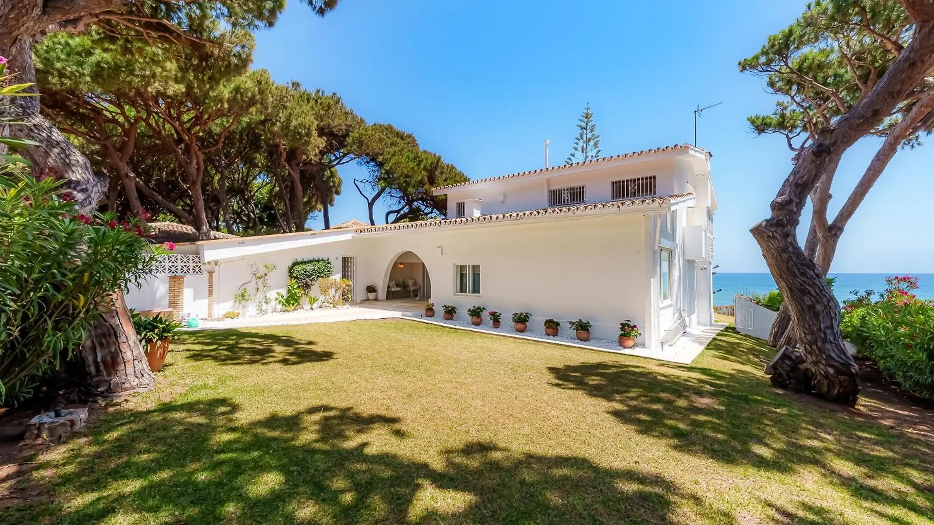 Villa Calmamar Cabopino Beachfront In Marbella 0*,
