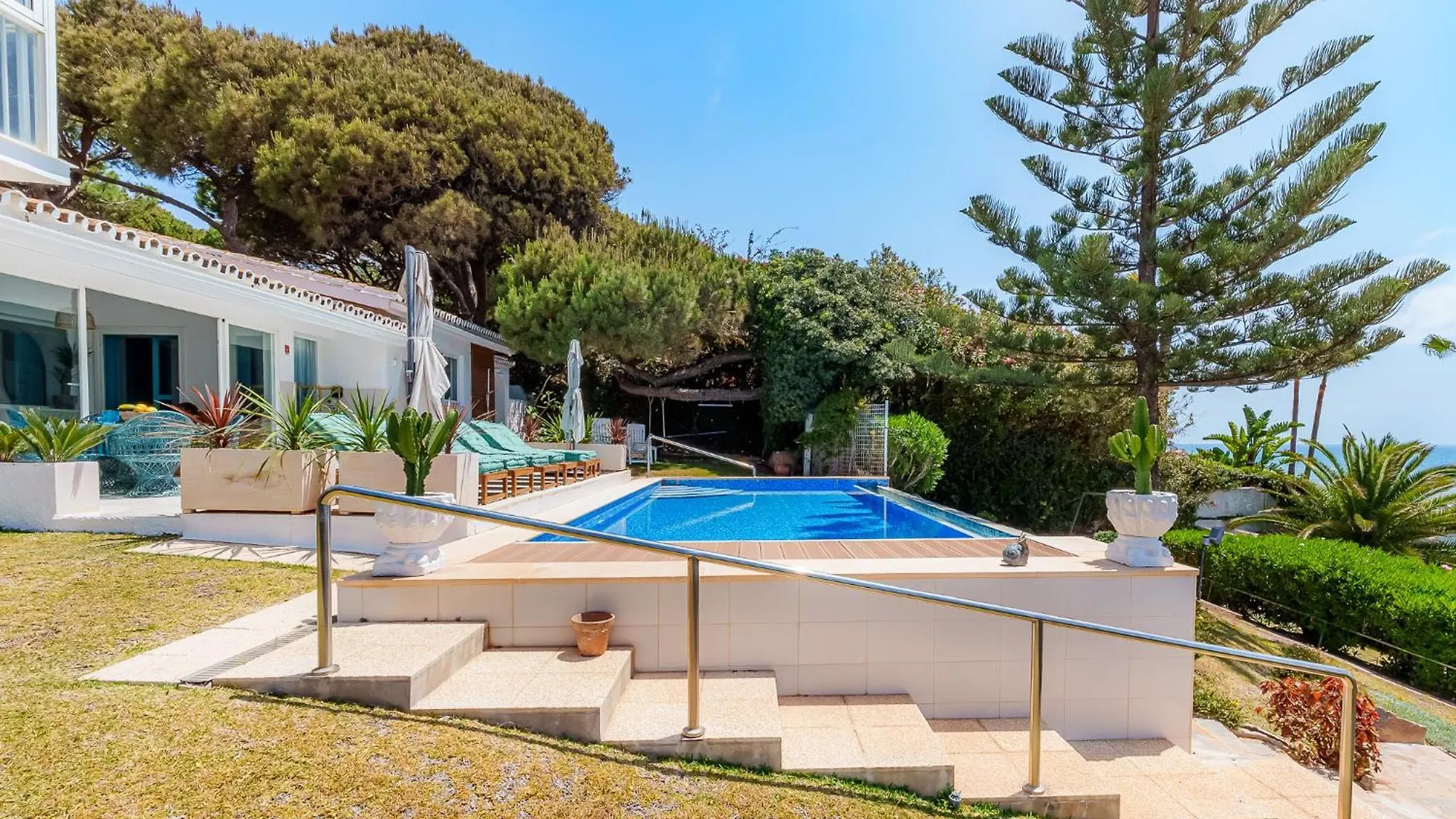 Villa Calmamar Cabopino Beachfront In Marbella