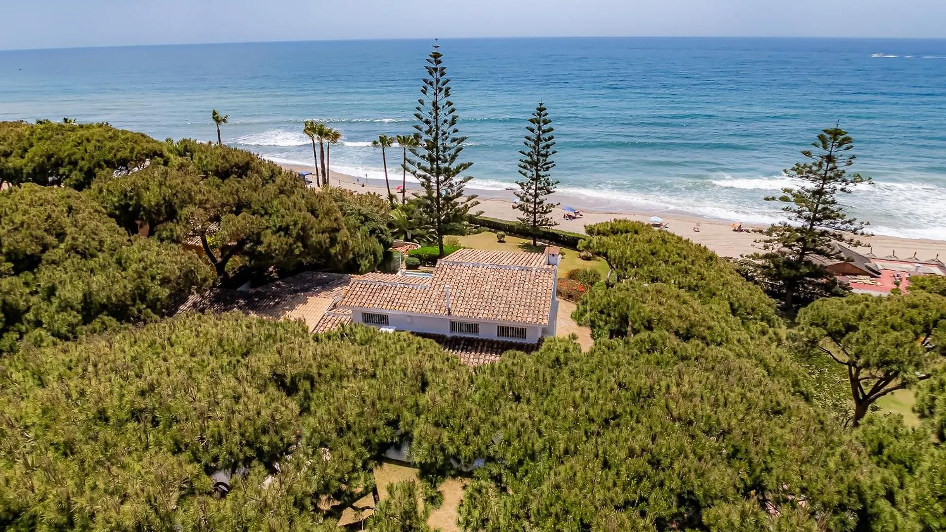 Villa Calmamar Cabopino Beachfront In Marbella